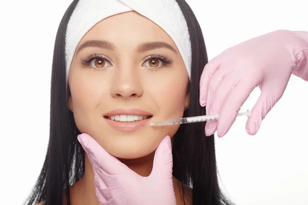 Genç kadın botox enjeksiyon alır