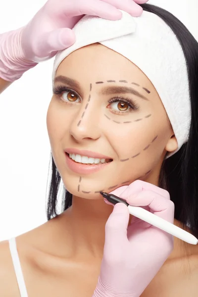 Žena s perforací linky na její tváři — Stock fotografie