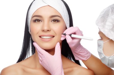 Genç kadını daha önce plastik cerrahi