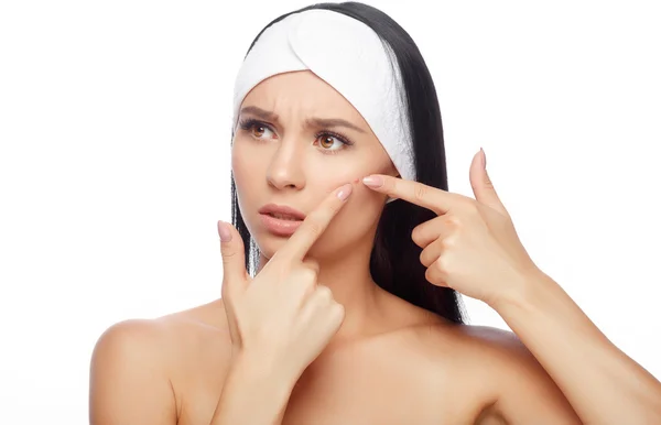 Young woman squeezing her pimple — Stock Photo, Image