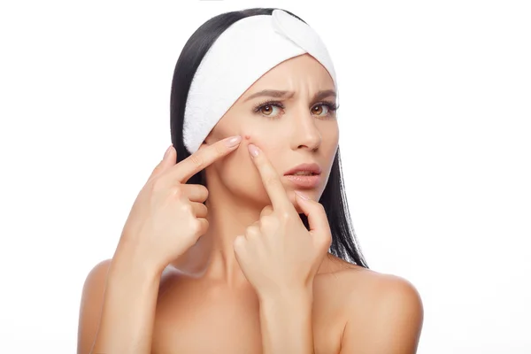 Young woman squeezing her pimple — Stock Photo, Image