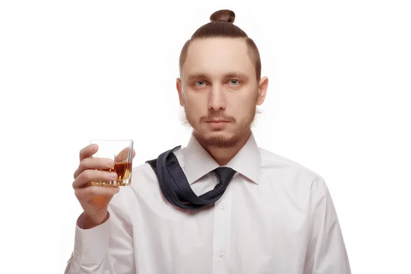 Ung man hålla glas med alkohol. — Stockfoto