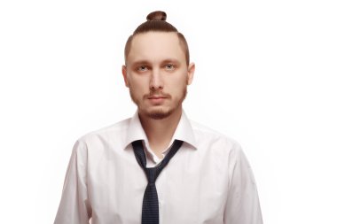 Beyaz gömlekli genç adam portresi