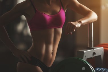 잔인 한 체육 여자 아령으로 근육을 펌핑