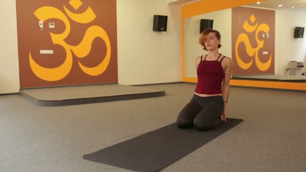 Jeune fille pratiquant le yoga — Video