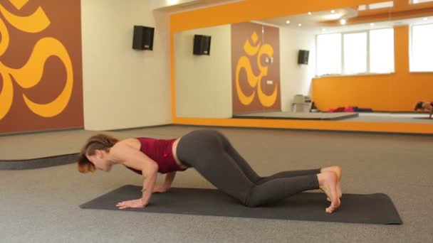 Junges Mädchen praktiziert Yoga — Stockvideo