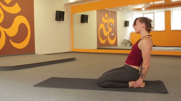 Joven practicando yoga — Vídeos de Stock
