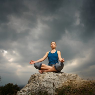 Batan güneşin karşı yoga yaparken kadın