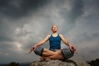 Batan güneşin karşı yoga yaparken kadın