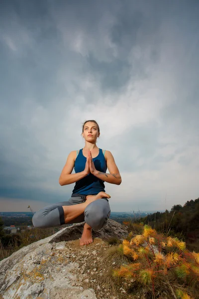 Mujer haciendo yoga contra el sol poniente —  Fotos de Stock