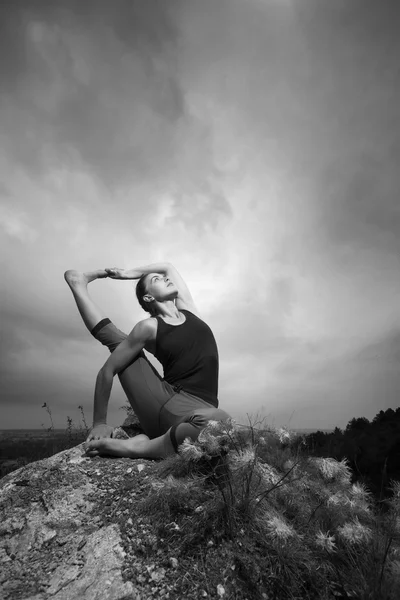 Femme faisant du yoga contre le soleil couchant — Photo