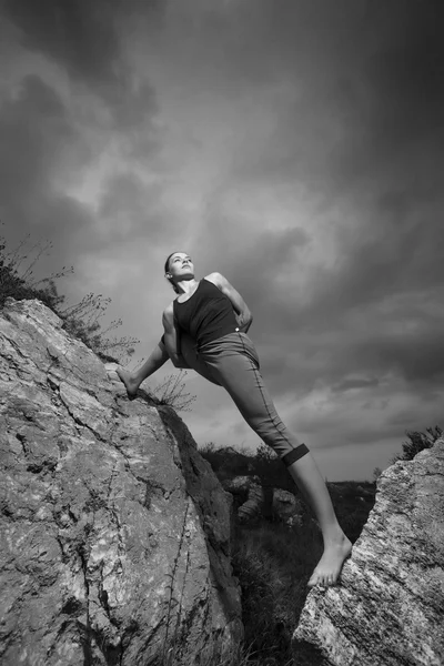 Kvinnan gör yoga mot solnedgången — Stockfoto