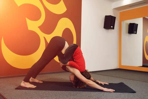 Madre e bambino pratica yoga — Foto Stock