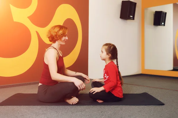 Mãe e criança prática de ioga — Fotografia de Stock