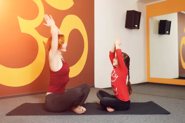 Yoga für Mutter und Kind — Stockfoto