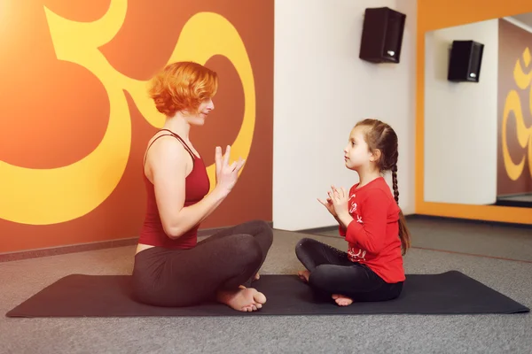 Yoga für Mutter und Kind — Stockfoto