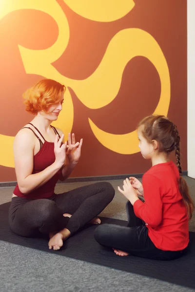 Práctica de yoga materno-infantil —  Fotos de Stock