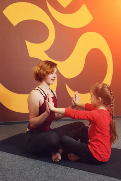 Madre e bambino pratica yoga — Foto Stock