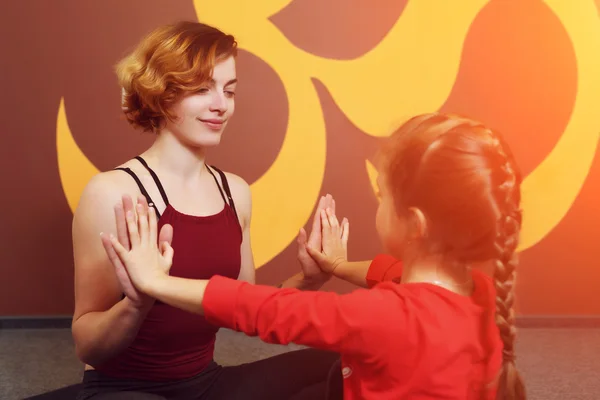 Madre e bambino pratica yoga — Foto Stock