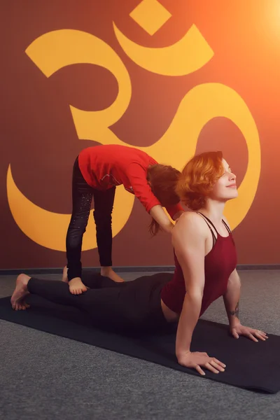 Pratique du yoga mère et enfant — Photo