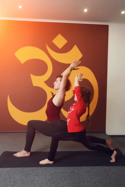 Madre e bambino pratica yoga — Foto Stock