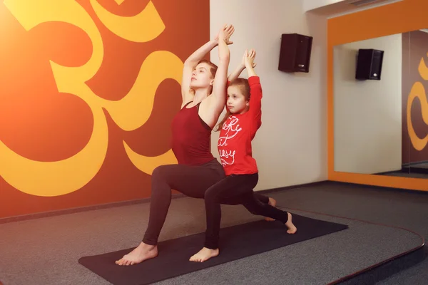 Yoga für Mutter und Kind — Stockfoto