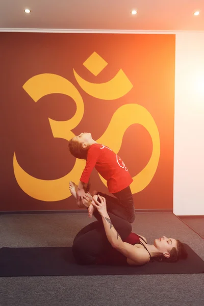 Madre e bambino pratica yoga — Foto Stock