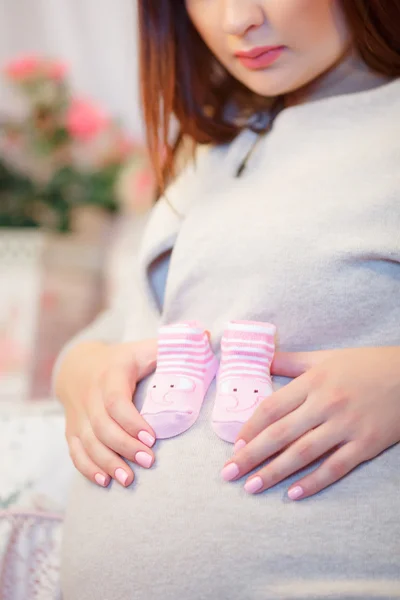 Beautiful young pregnant woman, brunette — Stock Photo, Image