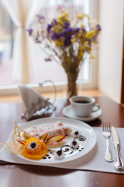Pfannkuchen mit Kirschmarmelade — Stockfoto