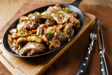 Karaciğer mantar, pastırma ve otlar ile pişmiş