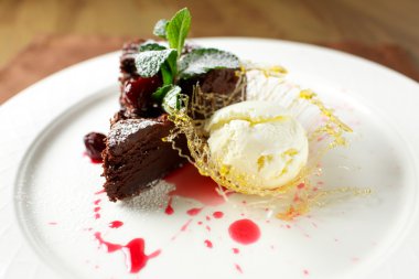 Kiraz ve vanilyalı dondurma ile çikolatalı kek