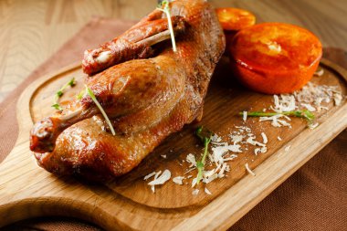 Kızarmış ördek etli sebze ve portakal sosu