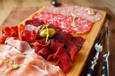 Çeşitli et, sosis, salam, jambon, zeytin