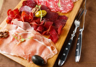 Çeşitli et, sosis, salam, jambon, zeytin