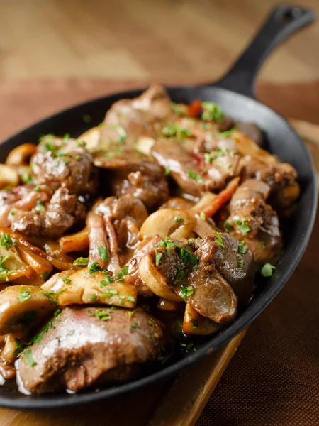 Hígado al horno con champiñones, tocino y hierbas — Foto de Stock