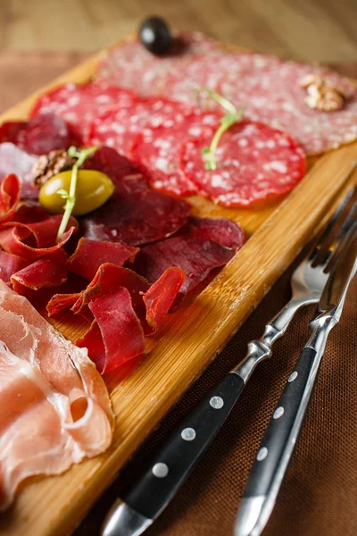 Variedad de carnes, embutidos, salami, jamón, aceitunas — Foto de Stock