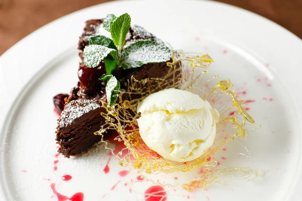 Brownie de chocolate con cerezas y helado de vainilla —  Fotos de Stock