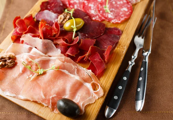 Variedad de carnes, embutidos, salami, jamón, aceitunas — Foto de Stock