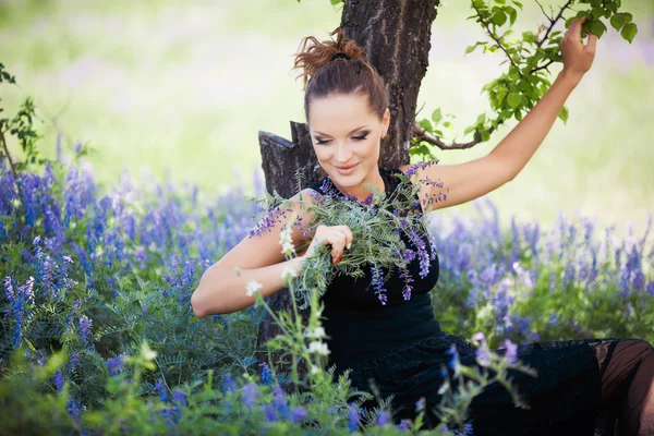 Sexy young woman posing outdoors — Stock Photo, Image