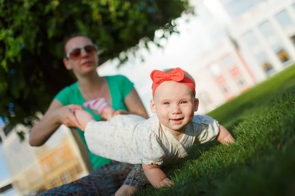 Feliz final del bebé madre — Foto de Stock