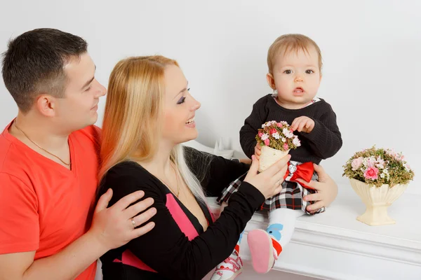 Glückliche junge Familie, Mama Papa und kleines Mädchen — Stockfoto