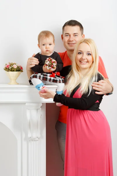 Feliz familia joven, mamá papá y niña — Foto de Stock