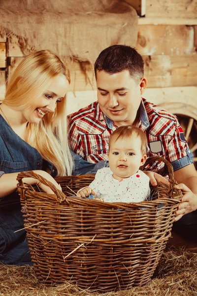 Glückliche Dorffamilie — Stockfoto