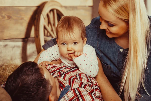 Família aldeia feliz — Fotografia de Stock