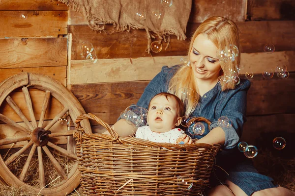 Família aldeia feliz — Fotografia de Stock