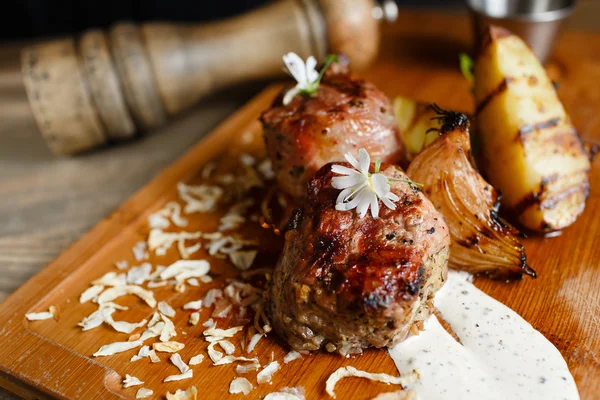 Tasty beef steak medium rare — Stock Photo, Image