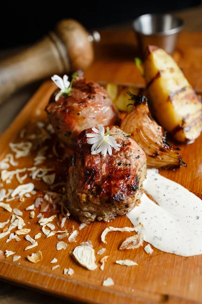 Tasty beef steak medium rare — Stock Photo, Image