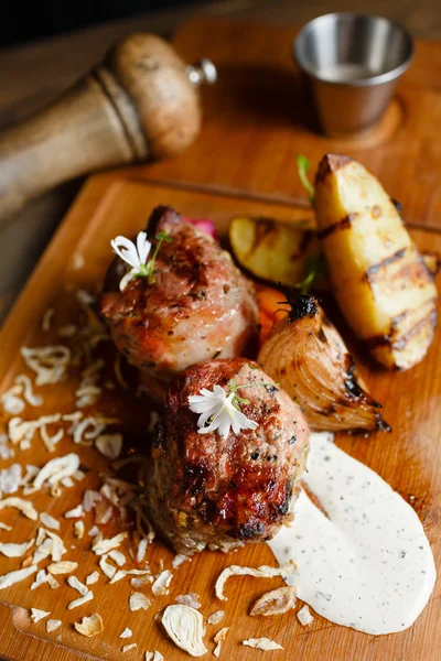 Tasty beef steak medium rare — Stock Photo, Image