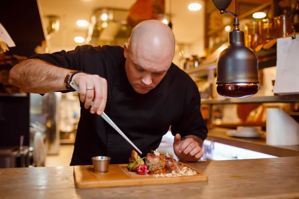 Chef in giacca uniforme nera — Foto Stock