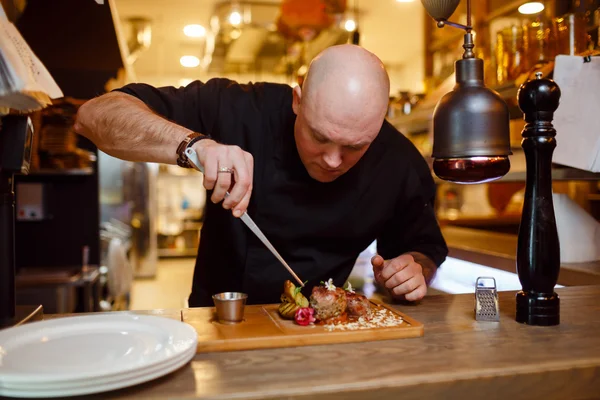 Chef in giacca uniforme nera — Foto Stock